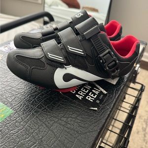 Peloton Cycling Shoes w/ clips. Size 37.